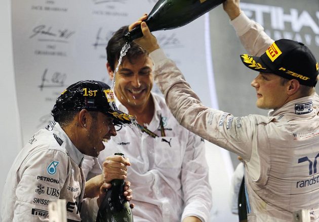 Vítěz Velké ceny Abú Zabí a mistr světa Lewis Hamilton (vlevo) z Británie s Finem Valtterim Bottasem, třetím v pořadí závěrečného závodu seriálu.