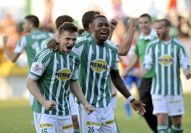 Fotbalisté Bohemians 1905 Daniel Krch (vlevo) a Elie N'Dekre se radují. Jejich tým bude hrát nejvyšší soutěž i v příštím roce.