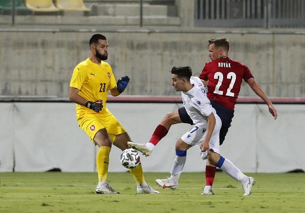 Kypřan Loizos Loizu (uprostřed) využil chyby brankáře Tomáše Koubka a nedůrazného bránění Filipa Nováka a v první půli přípravného utkání srovnal skóre na 1:1.