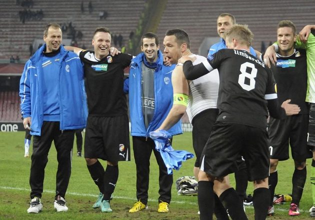 Limberský plácá Horvátha přes zadek. I tak slavili fotbalisté Plzně výhru nad Neapolí.