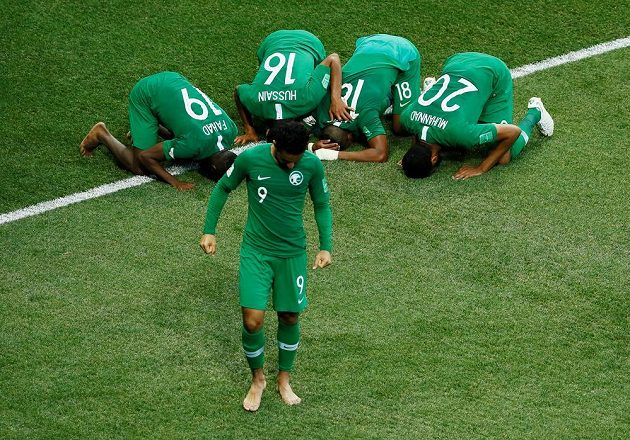 Hráči Saúdské Arábie a jejich netradiční oslava gólu v utkání MS proti Egyptu.