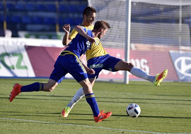 Jihlavský záložník Petr Hronek (vlevo) a teplický obránce Michael Lüftner v zápase 5. ligového kola.