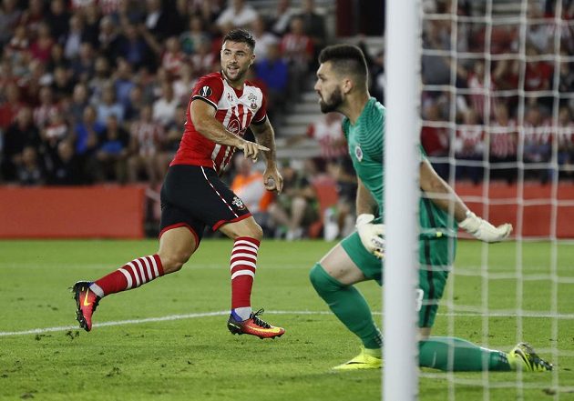 Charlie Austin ze Southamptonu (vlevo) se raduje poté, co překonal sparťanského brankáře Tomáše Koubka.