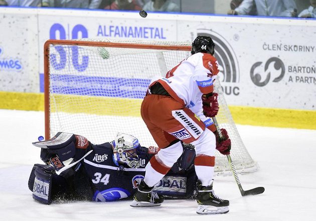 Brankář Plzně Dominik Frodl zasahuje před Davidem Ostřížkem z Olomouce v šestém čtvrtfinále play off.