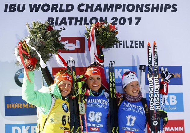 Trio nejlepších ve sprintu na 7,5 kilometru na mistrovství světa v Hochfilzenu. Uprostřed vítězná Gabriela Koukalová, stříbrná Němka Laura Dahlmeierová a bronz brala Anais Chevalierová z Francie.