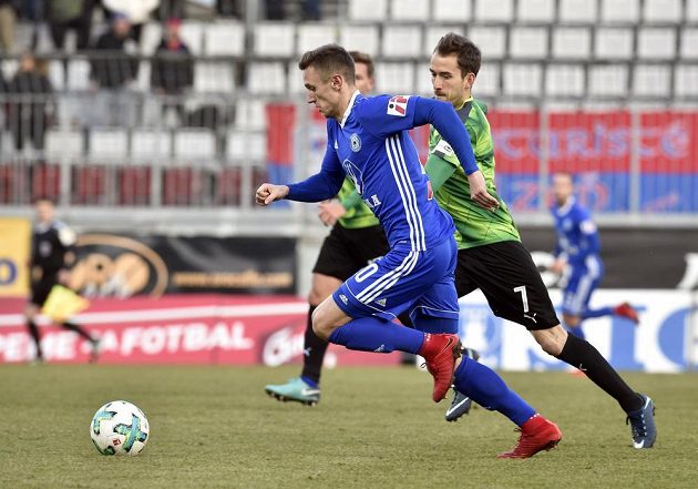 Olomoucký Šimon Falta v běžeckém souboji s plzeňským Tomášem Hořavou v utkání první ligy.