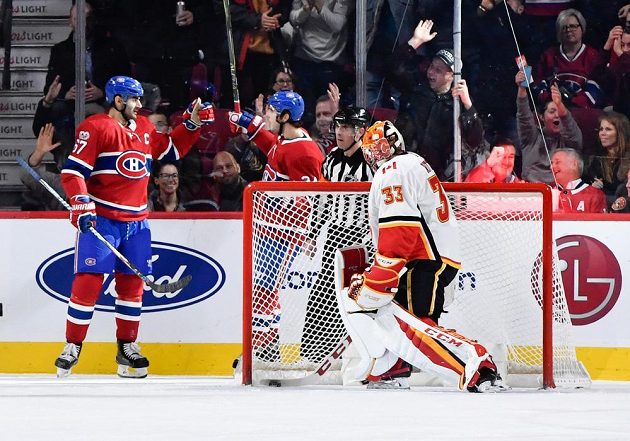 Hokejisté Montrealu sice slaví, gólman Calgary David Rittich byl překonán, ale z vítězství v prodloužení se nakonec v utkání NHL radovaly Plameny.