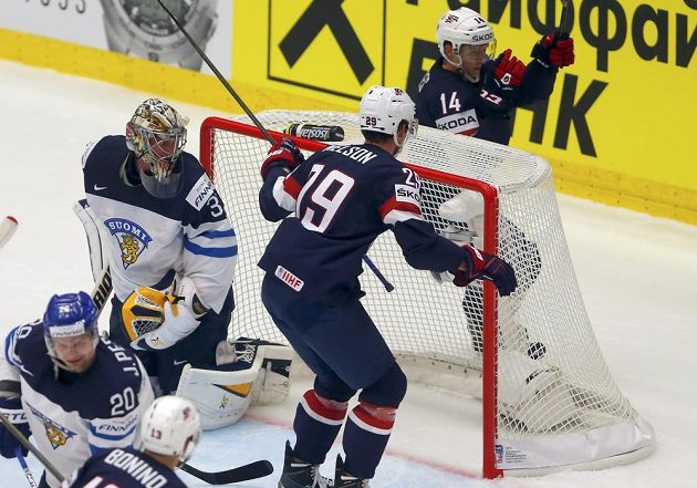 Američan Steve Moses (vpravo) se raduje z gólu proti Finsku. Brankář Pekka Rinne (vlevo) se jen bezmocně ohlíží za svá záda.
