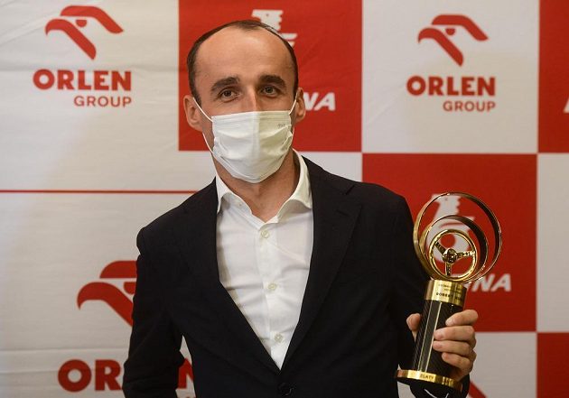 Polský automobilový jezdec Robert Kubica převzal v Praze ocenění Zlatý volant pro světovou osobnost motoristického sportu.