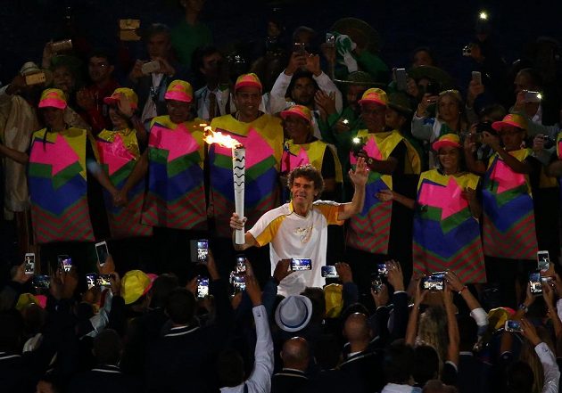 Bývalý tenista Gustavo Kuerten s olympijskou pochodní na stadiónu Maracaná, posledním členem štafety ale nakonec nebyl.