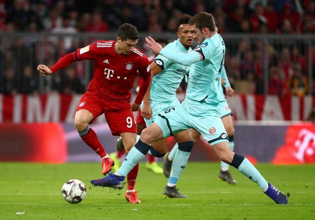 Bayern si doma proti Mohuči s chutí zastřílel. Kanonýr Robert Lewandowski v souboji se Stefanem Bellem z Mohuče.