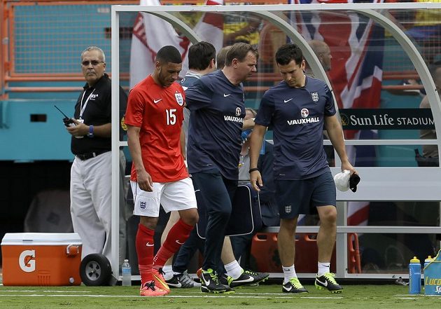 Angličan Alex Oxlade-Chamberlain (15) předčasně opouští přípravný duel proti Ekvádoru.
