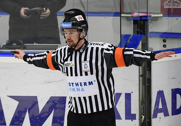 Hlavní rozhodčí Petr Úlehla po konzultaci s kolegou u videa neuznává gól Sparty.
