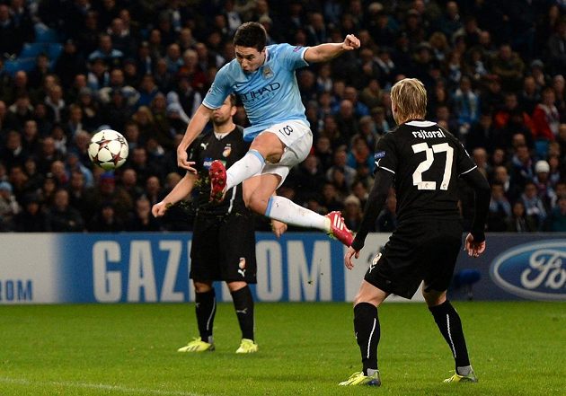 Záložník Manchesteru City Samir Nasri střílí gól do sítě Plzně. Vpravo obránce Viktorie František Rajtoral.
