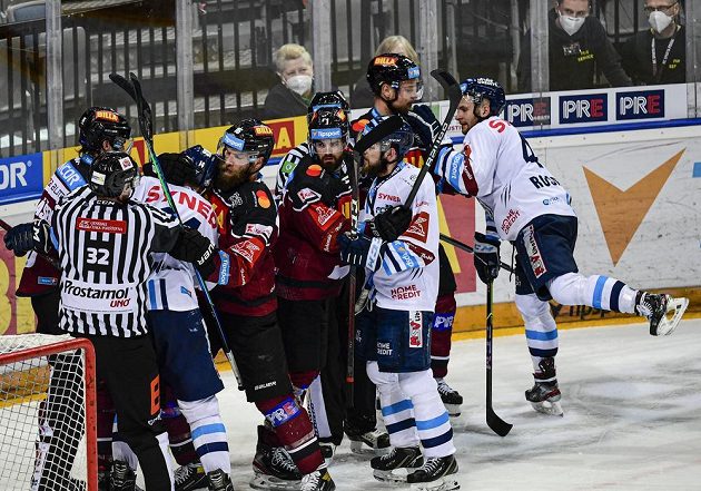 Potyčka mezi hráči Sparty a Liberce během semifinále extraligy.