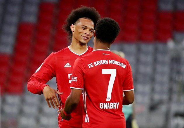 Mistrovský Bayern Mnichov vstoupil do nové sezony německé fotbalové ligy demolicí Schalke, které před prázdnými tribunami svého stadionu porazil 8:0. Gól slaví Serge Gnabry a Leroy Sané.