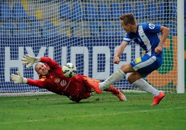 Liberecký Josef Šural (vpravo) v obrovské šanci brankáře Dukly Martina Chudého nepřekonal.