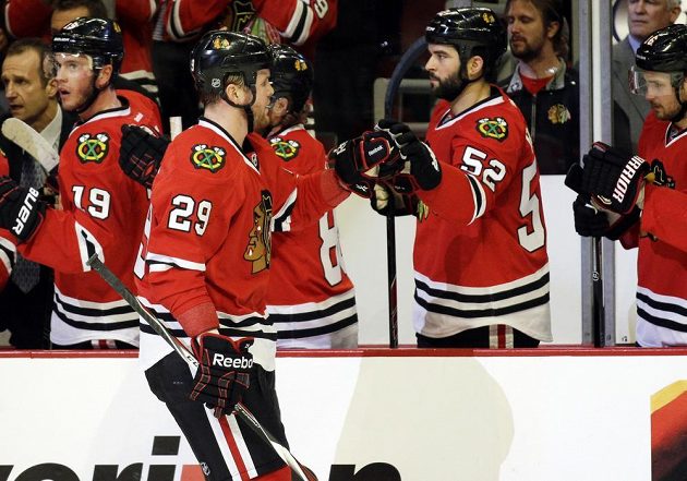 Bryan Bickell (číslo 29) absolvuje obvyklý rituál u střídačky po vstřelení gólu proti Minnesotě.