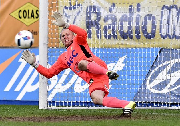 Brankář Teplic Martin Chudý dostává z penalty druhý gól od Lukáše Vaculíka z Jihlavy.
