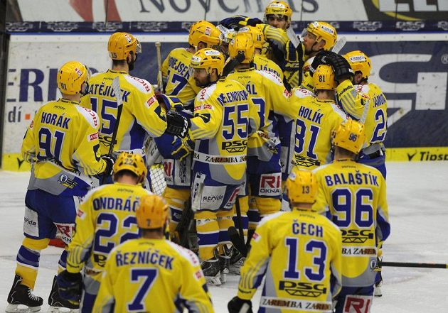 Radost zlínských hokejistů po vítězství nad Brnem v úvodním finále play off extraligy.