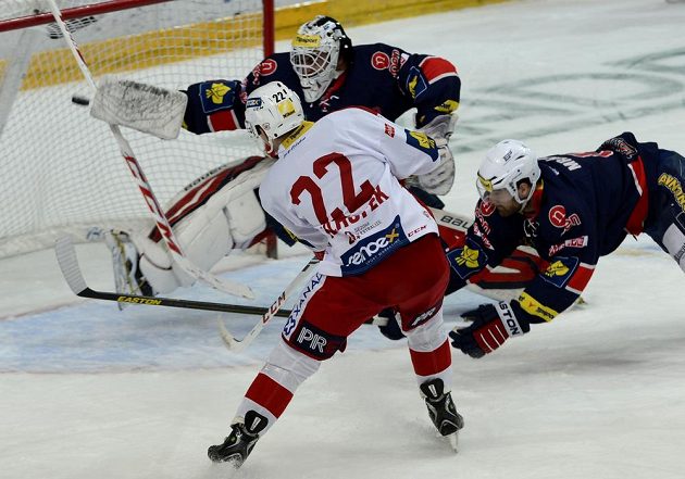 Pavel Klhůfek ze Slavie dává gól Martinu Růžičkovi z Chomutova. Vpravo Jaroslav Mrázek.