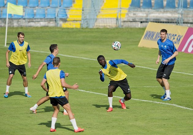 Liberecký útočník Kevin Luckassen (druhý zprava) hlavičkuje během středečního tréninku v Košicích. Sleduje ho stoper Slovanu Jiří Pimpara (zcela vpravo).