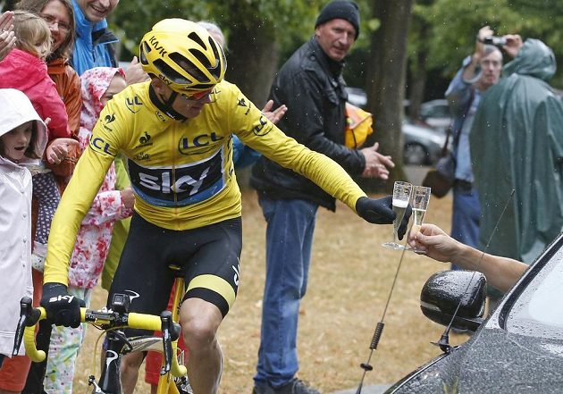 Spanilá jízda do Paříže. V závěrečné etapě Tour se tradičně celkové pořadí nemění a Chris Froome tak mohl ještě na trati ochutnat vítězné šampaňské.