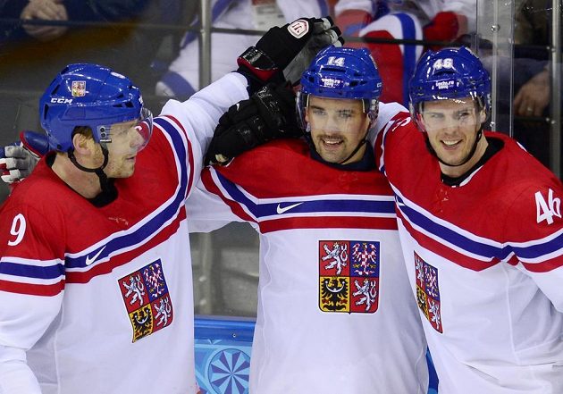 Čeští hokejisté (zleva) Milan Michálek, Tomáš Plekanec a David Krejčí se radují z gólu proti Slovensku.