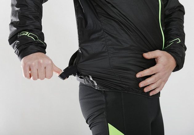 Bunda Mizuno Lightweight 7D Jacket: Uvnitř kapsy je i pružný pásek, který sbalenou bundu pohodlně udrží na ruce.