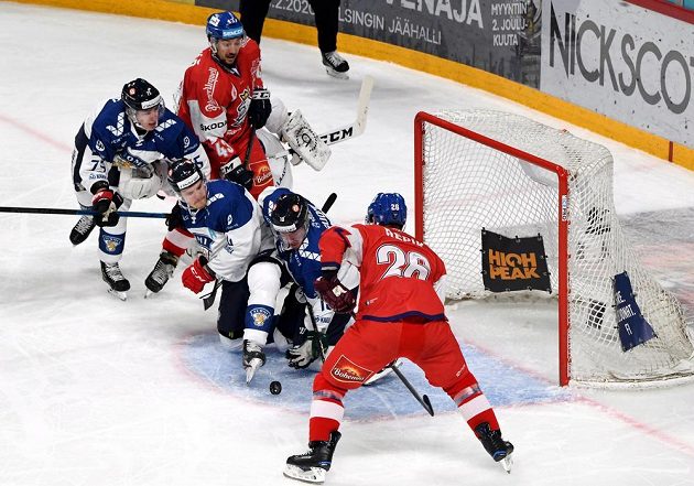 Čeští hokejisté Jan Kovář (vlevo) a Michal Řepík (vpravo) se snaží vyzrát na finskou obranu v utkání na turnaji Karjala.
