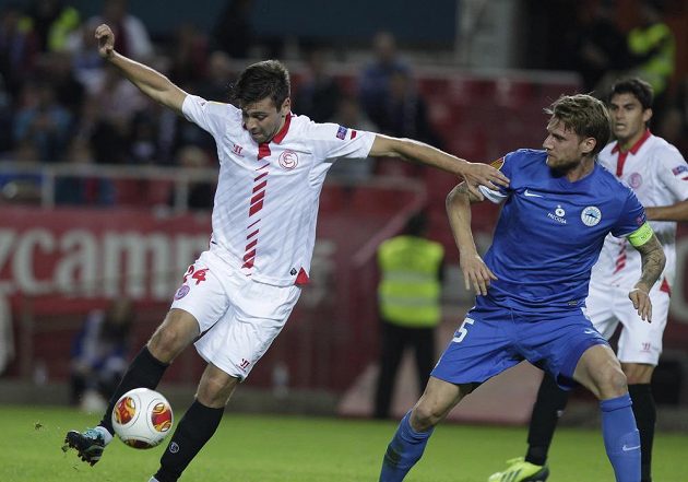 Liberecký Radoslav Kováč (vpravo) v souboji s Raúlem Ruseskem ze Sevilly ve 4. kole Evropské ligy.