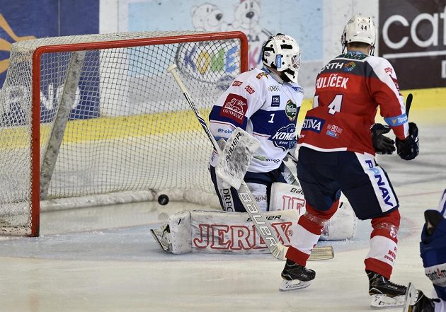 Brankář Komety Marek Čiliak inkasuje gól v zápase s Pardubicemi. Vpravo přihlíží útočník Východočechů Patrik Poulíček.