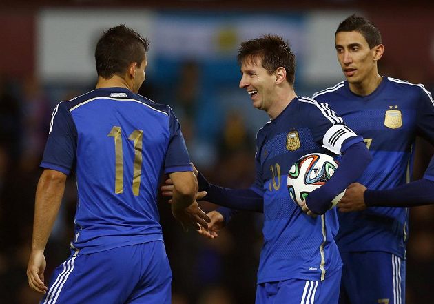 Argentinci zleva Sergio Agüero, Lionel Messi a Ángel Di María se radují z vítězství 2:1 v přípravném utkání s Chorvatskem, které se hrálo v londýnském Upton Parku.