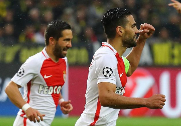 Radamel Falcao (vpravo) z Monaka se raduje po vlastním gólu dortmundského Svena Bendera.