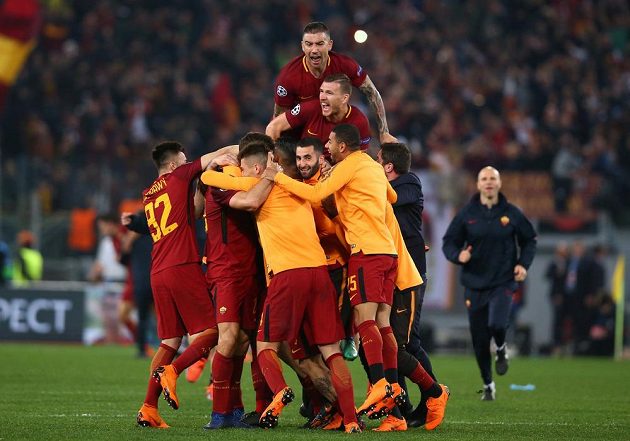 Postupová radost fotbalistů AS Řím, vyhráli nad Barcelonou 3:0 a poslali favorita ze hry v Lize mistrů.