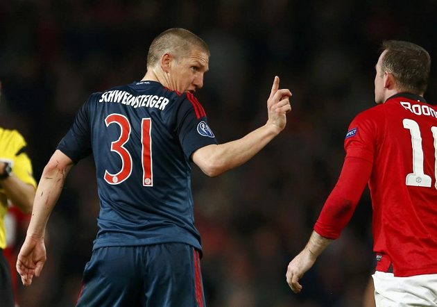 Bastian Schweinsteiger gestikuluje k Wayneu Rooneymu poté, co byla hvězda Bayernu za faul na forvarda Manchesteru United vyloučena.