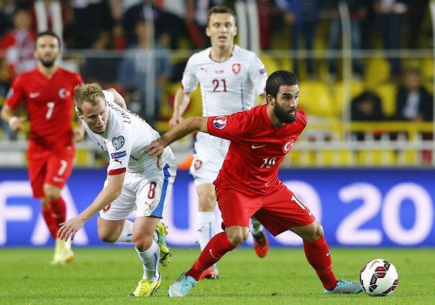 Největší turecká hvězda Arda Turan (vpravo) uniká českému obránci Davidovi Limberskému.