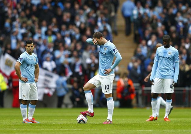 Zklamaní hráči Manchesteru City zleva Sergio Agüero, Edin Džeko a Yaya Touré po vedoucím gólu Fabia Boriniho ze Sunderlandu ve finále anglického Ligového poháru.