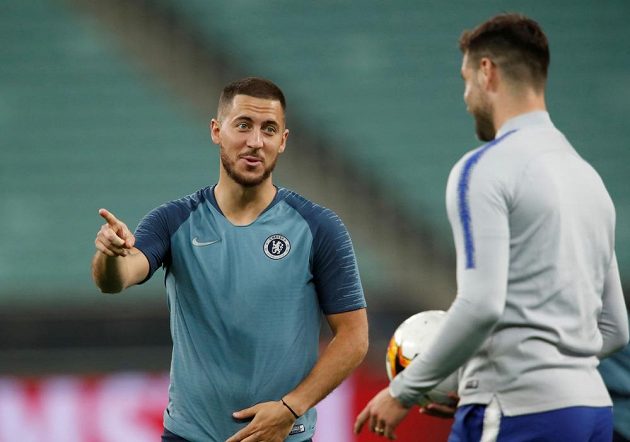 Fakt odcházím do Realu. Možná Eden Hazard na snímku líčí spoluhráči z Chelsea, že se v létě bude stěhovat do Španělska.
