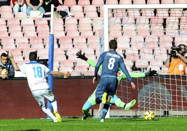 Záložník Empoli Simone Verdi (vlevo) střílí gól do sítě Neapole. Míč mířící do branky sleduje neapolský středopolař Jorginho.