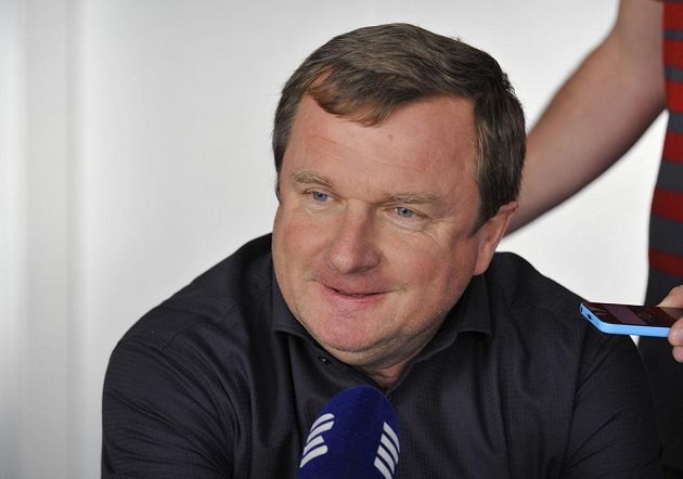 Trenér české fotbalové reprezentace Pavel Vrba přiznal, že sestava mu pomalu krystalizuje