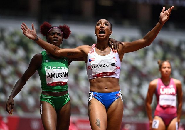 Portoričanka Jasmine Camacho-Quinnová (vpravo) se raduje ze zisku olympijského zlata na trati 100 metrů překážek.