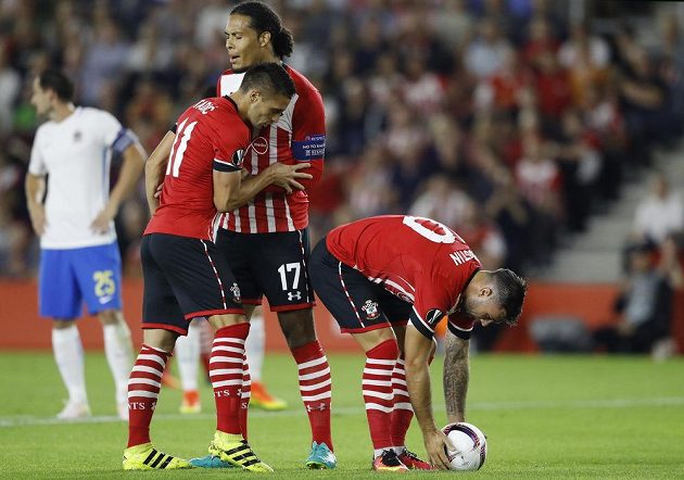 Dušana Tadiče musel odtrhávat i spoluhráč Virgil van Dijk. Charlie Austin nakonec nařízenou penaltu proti Spartě proměnil.