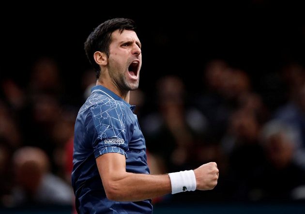 Novak Djokovič v souboji s Rogerem Federerm