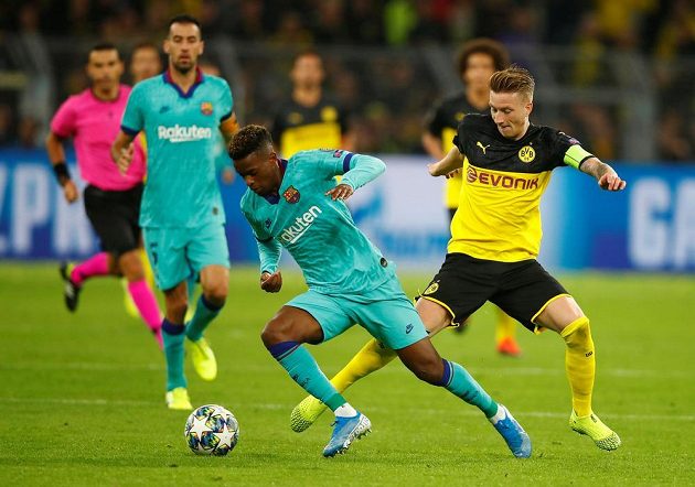 Barcelonský fotbalista Nelson Semedo v akci během utkání Ligy mistrů. Zastavit se ho snaží Marco Reus z Borussie Dortmund.