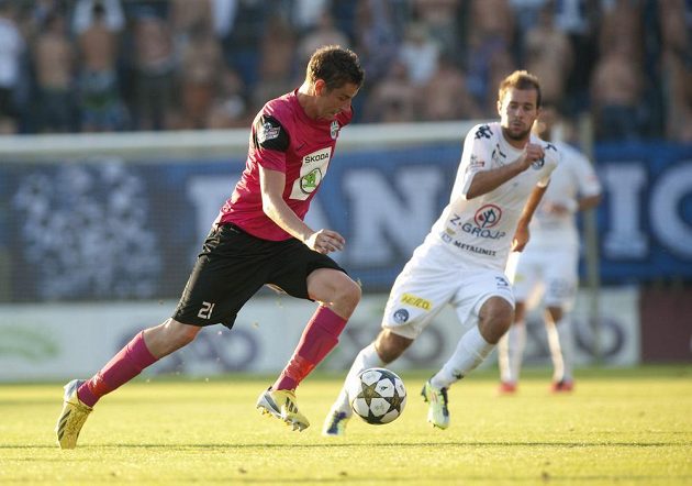 Boleslavský Ondřej Zahustel (vlevo) se snaží uniknout Lukáši Kubáňovi ze Slovácka.