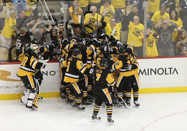 Radost hokejistů Pittsburghu z vítězného gólu v prodloužení druhého zápasu.