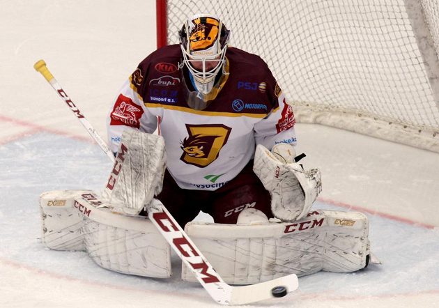 Brankář Lars Volden z HC Dukla Jihlava inkasoval už během první třetiny v Třinci tři branky.