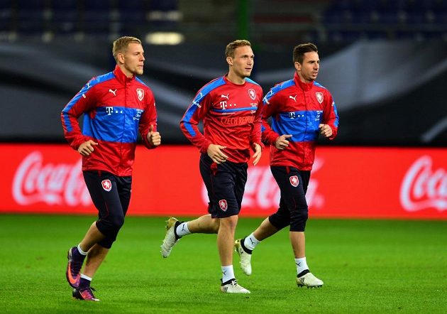 Zleva Matěj Vydra, Lukáš Droppa a Milan Petržela na předzápasovém tréninku v Hamburku.
