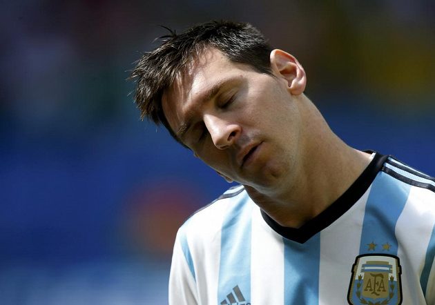 Soustředěný Argentinec Lionel Messi při hymně před začátkem čtvrtfinále MS s Belgií.